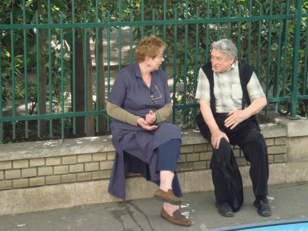 bartl-jozsef-festomuvesszel-a-galeria-elott-2011